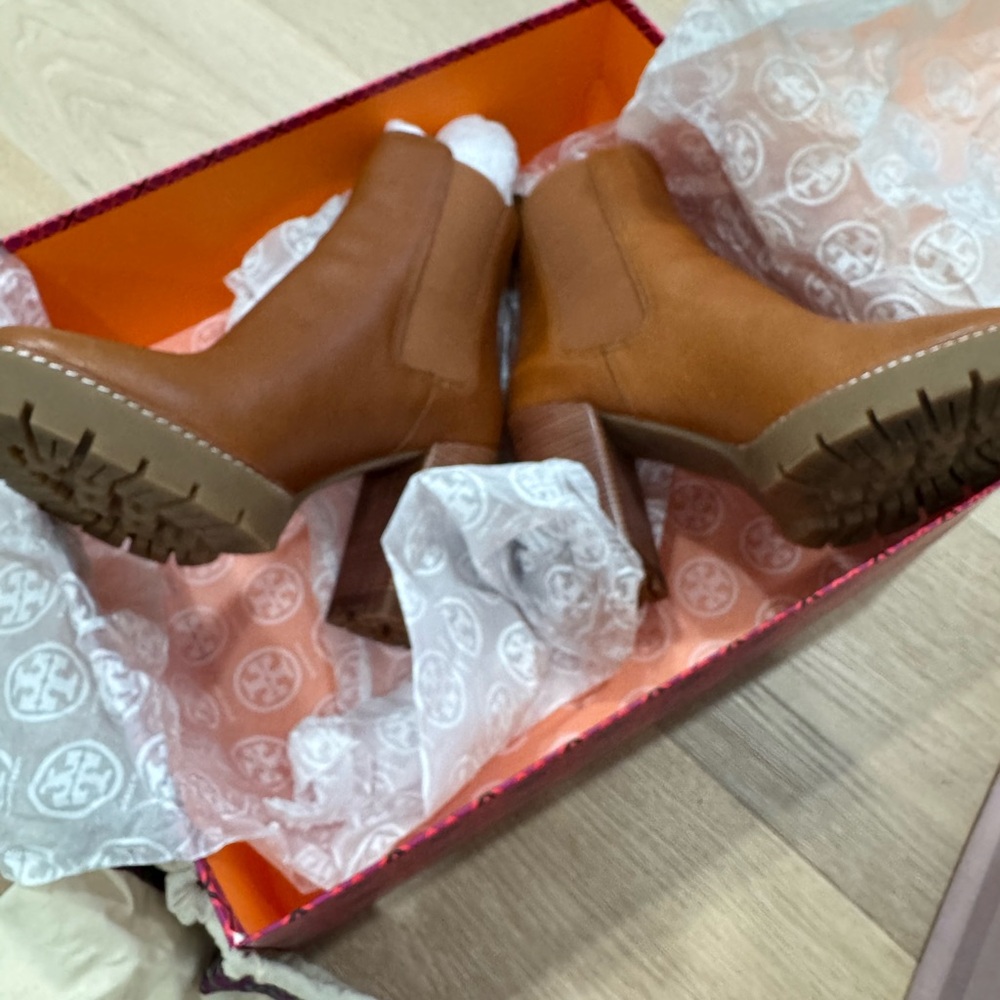 Tory Burch Chelsea lug bootie++7+Blanched Almond 70+Almond tumbled Leather - Picture 8 of 15